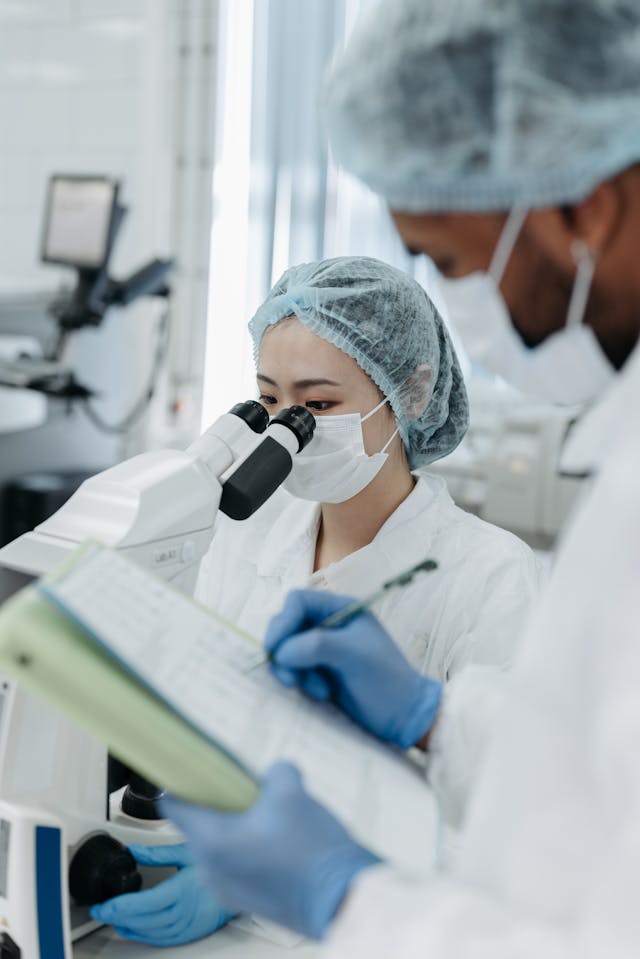 Researchers conducting advanced Alzheimer’s clinical research and clinical trial operations at ARTC